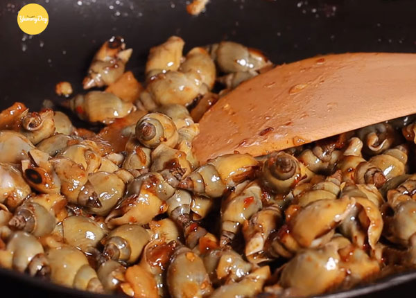 Cách làm ốc cà na xào bơ tỏi thơm lừng góc bếp - YummyDay