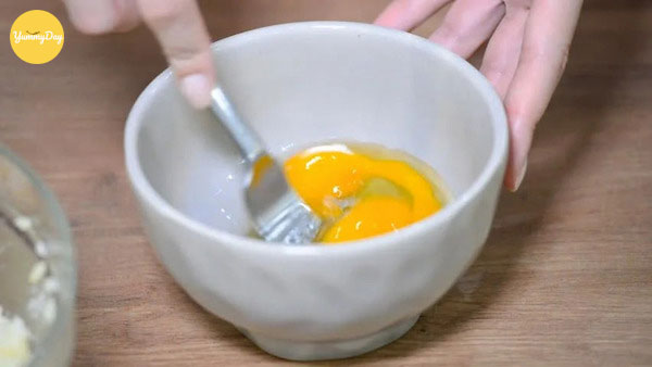Đập trứng ra bát