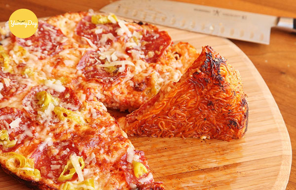 Cách làm Pizza mì gói đơn giản cực 'sang chảnh'