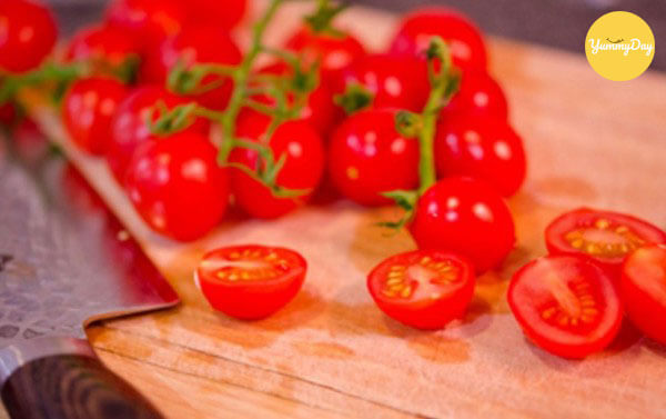 Sơ chế cà chua bi cắt đôi