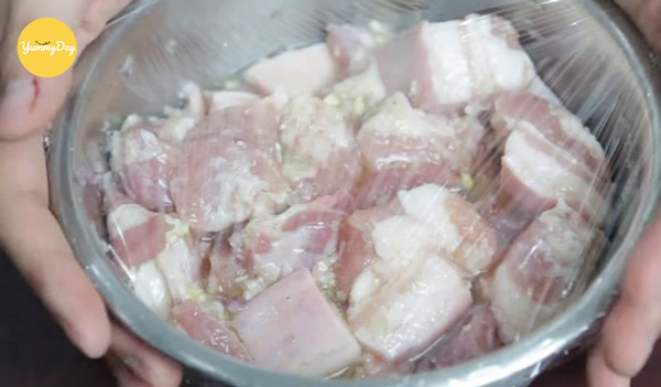 Ướp thịt ủ khoảng 2 đến 3 tiếng để thịt thấm đậm đà