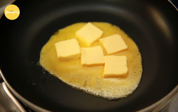 Bạn cho bơ vào đun đến khi bơ tan chảy