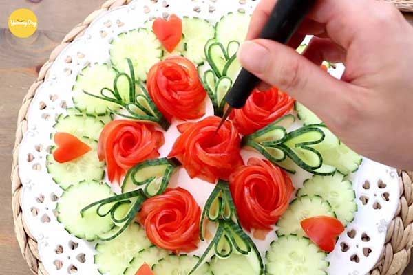 Cà chua và dưa leo tạo hình hoa để trang trí
